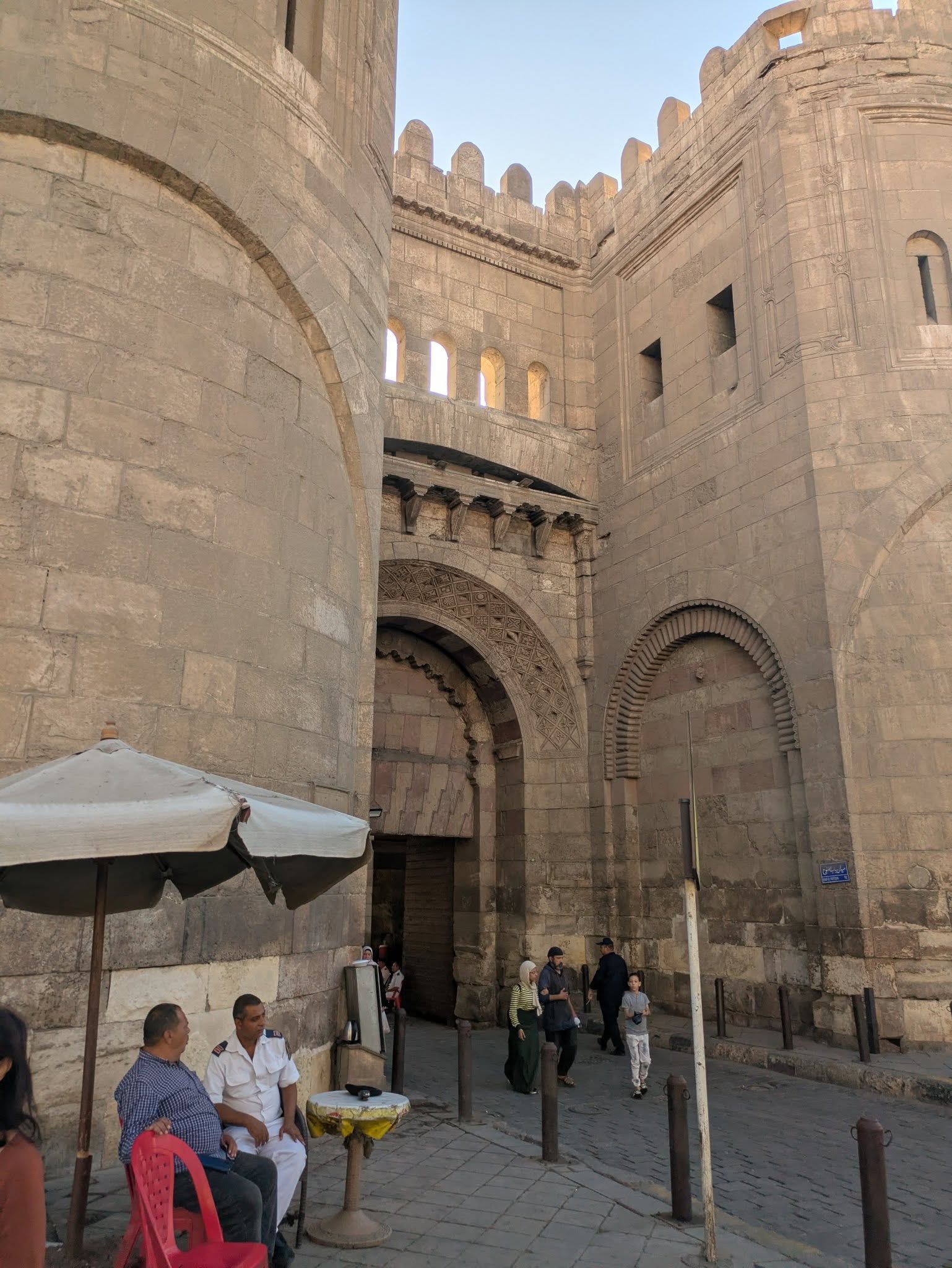 Historisches Inneres des Bab-al-Futuh-Tores im islamischen Kairo, Ägypten