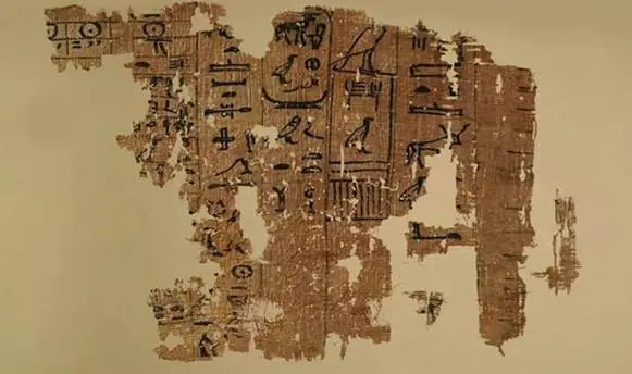 Papyrusfragment aus dem alten Ägypten mit Hieroglyphen