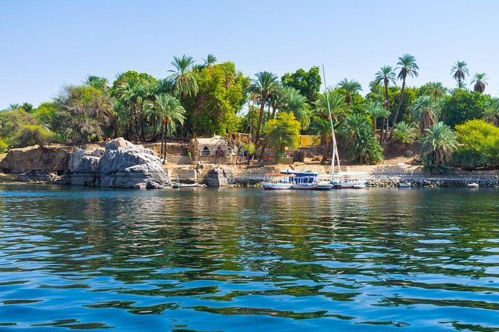 Blick auf die Kitchener-Insel, die vom Nil in Assuan, Ägypten, umgeben ist  2. Banner