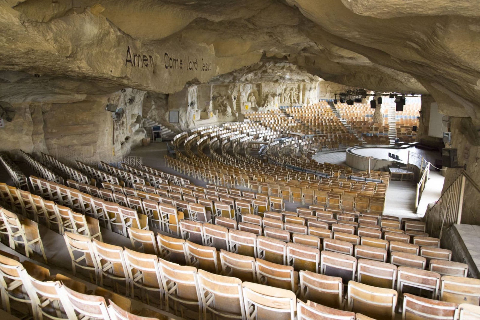 In den Fels gehauenes Amphitheater der Höhlenkirche mit Sitzreihen für tausende Besucher
