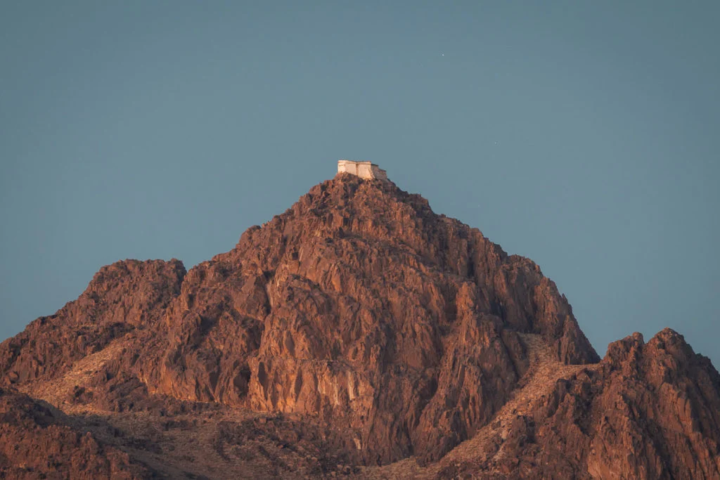 Der zerklüftete Gipfel des Berges Sinai in Ägypten unter klarem Himmel