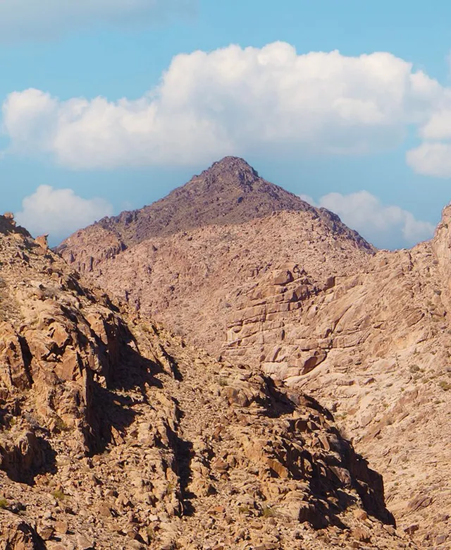 Felsiger Berggipfel im Sinai in Ägypten unter blauem Himmel mit Wolken