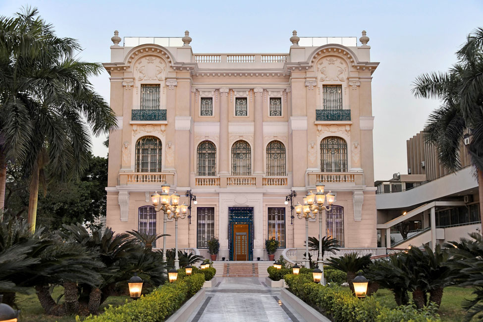 Esterno del Museo Mahmoud Khalil con palme e giardini curati al Cairo