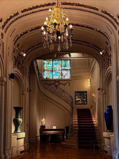 Elegante scalinata e lampadario all'interno del Museo Mahmoud Khalil al Cairo