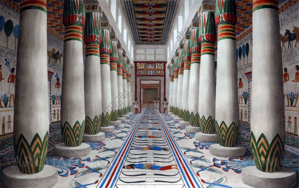 Hypostylhalle des Dendera-Tempels mit verzierten altägyptischen Säulen