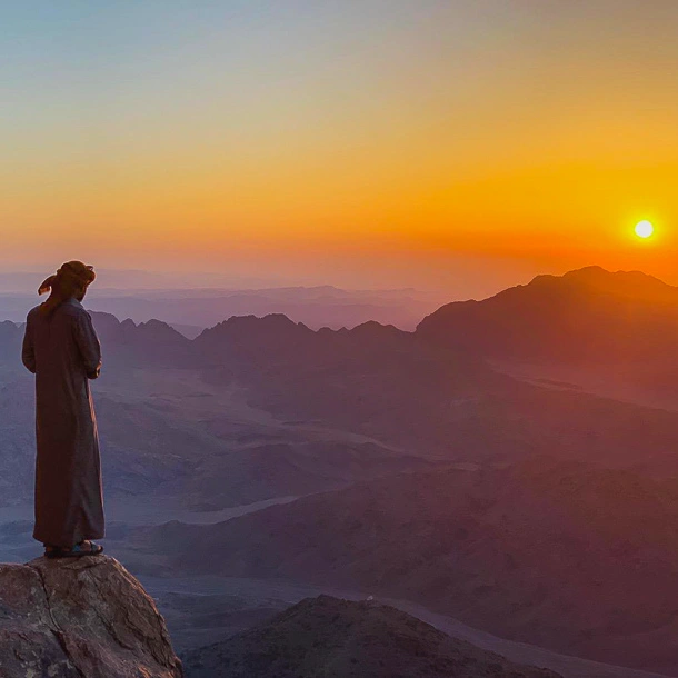Escursionista sul Monte Sinai con vista sulle montagne al tramonto
