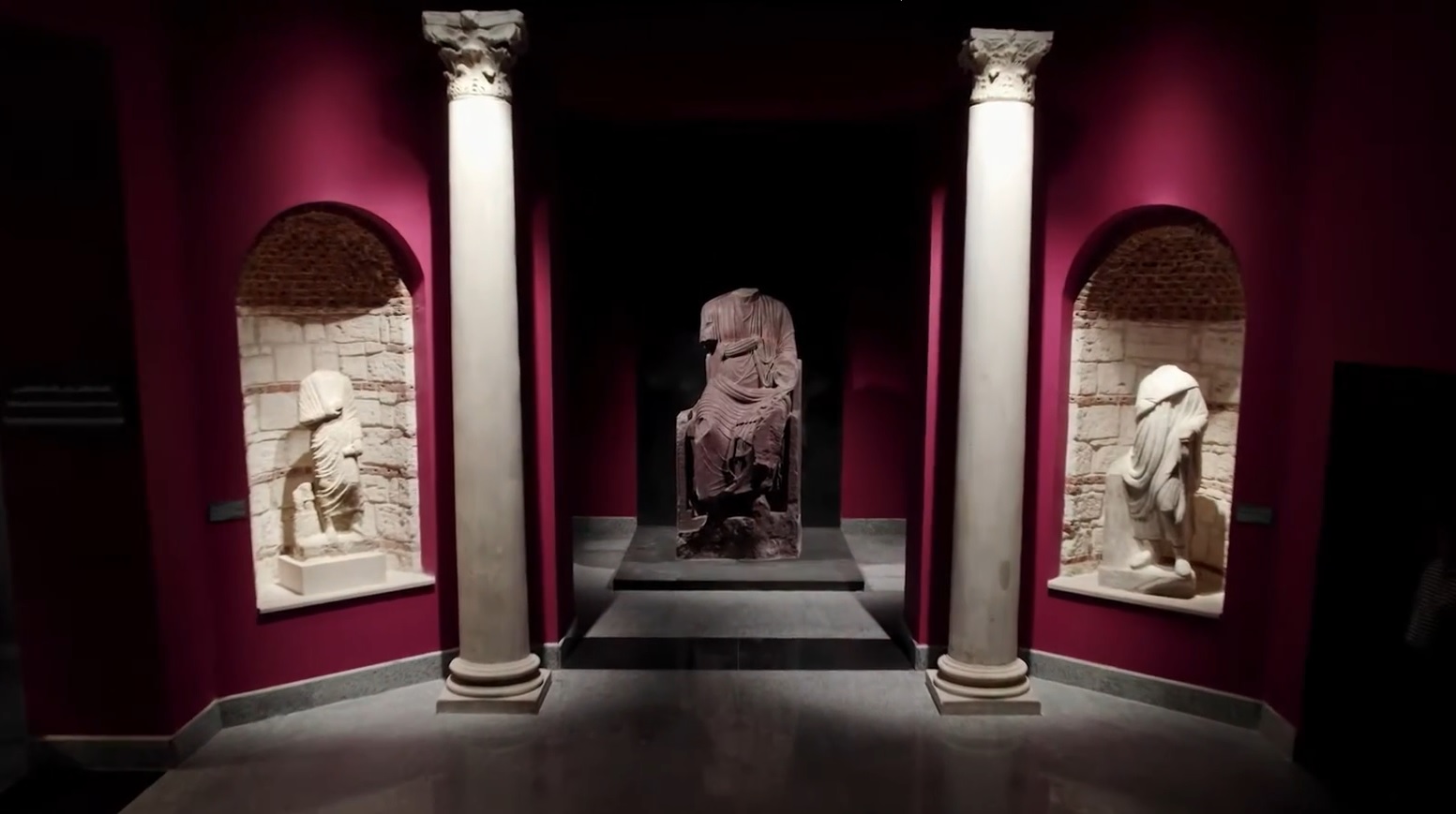 Ein Säulengang im Griechisch-Römischen Museum mit einer Statue in der Mitte