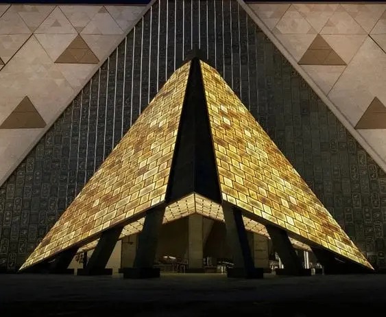 Großes Eingangstor des Ägyptischen Museums in Gizeh aus nächster Nähe